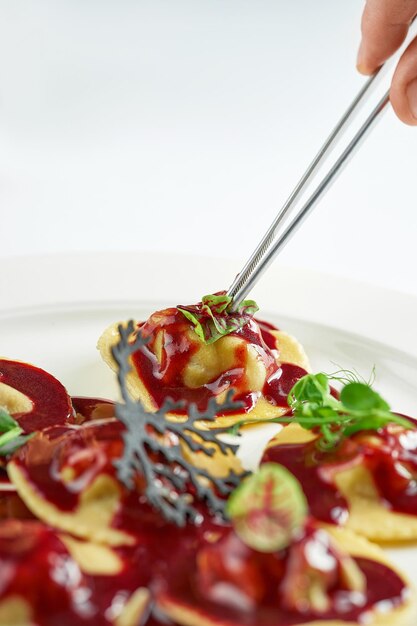 Kucharz przy przygotowaniu potrawy